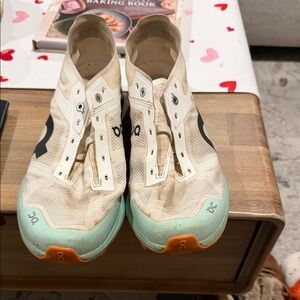 On Running Cloudventure Peak 3 Cream and Mint Sneakers with Orange Soles